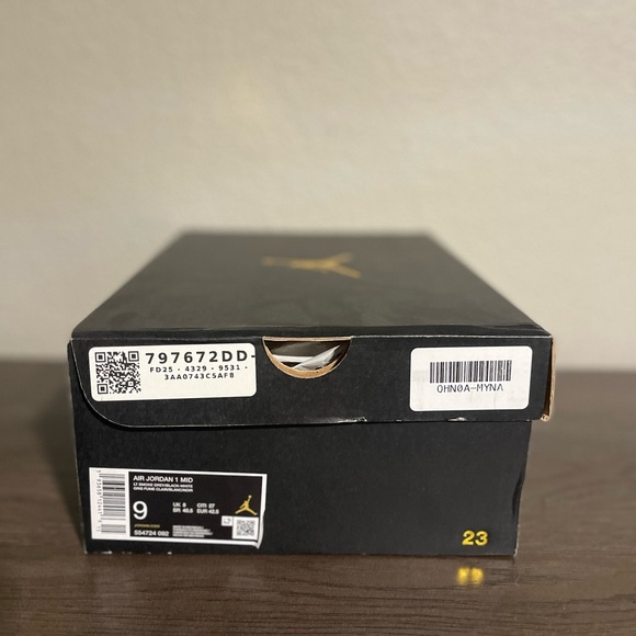 EUC Jordan Men's Black, Gray, and White Sneakers Sz 9 with Box - Picture 7 of 8